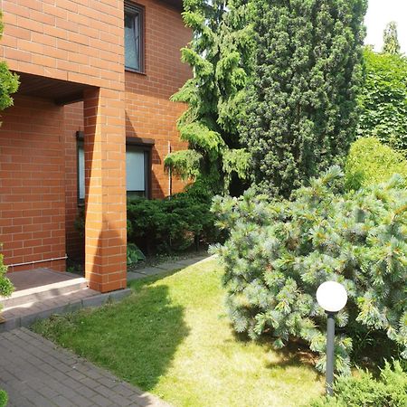 Ochota Forest Guest House ワルシャワ エクステリア 写真