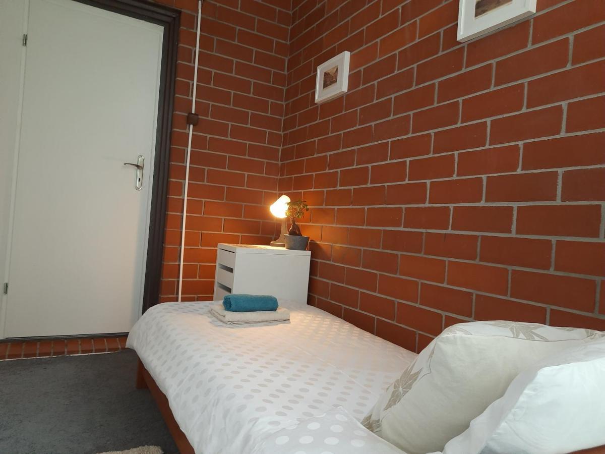 Ochota Forest Guest House ワルシャワ エクステリア 写真