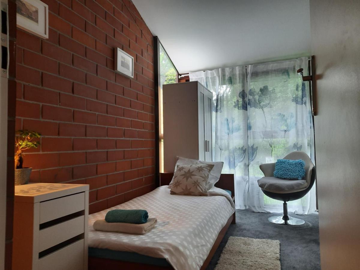 Ochota Forest Guest House ワルシャワ エクステリア 写真