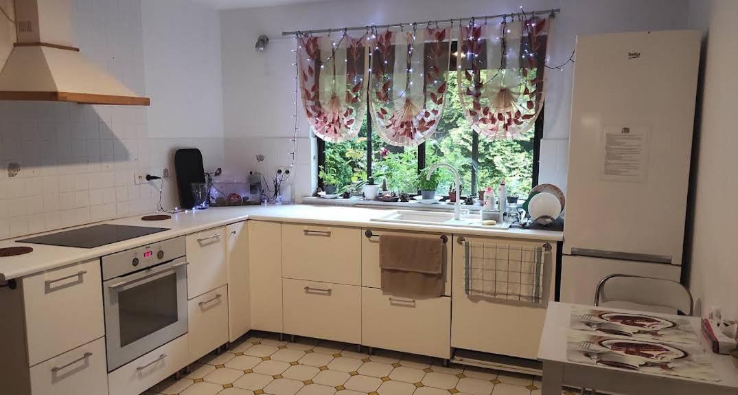 Ochota Forest Guest House ワルシャワ エクステリア 写真