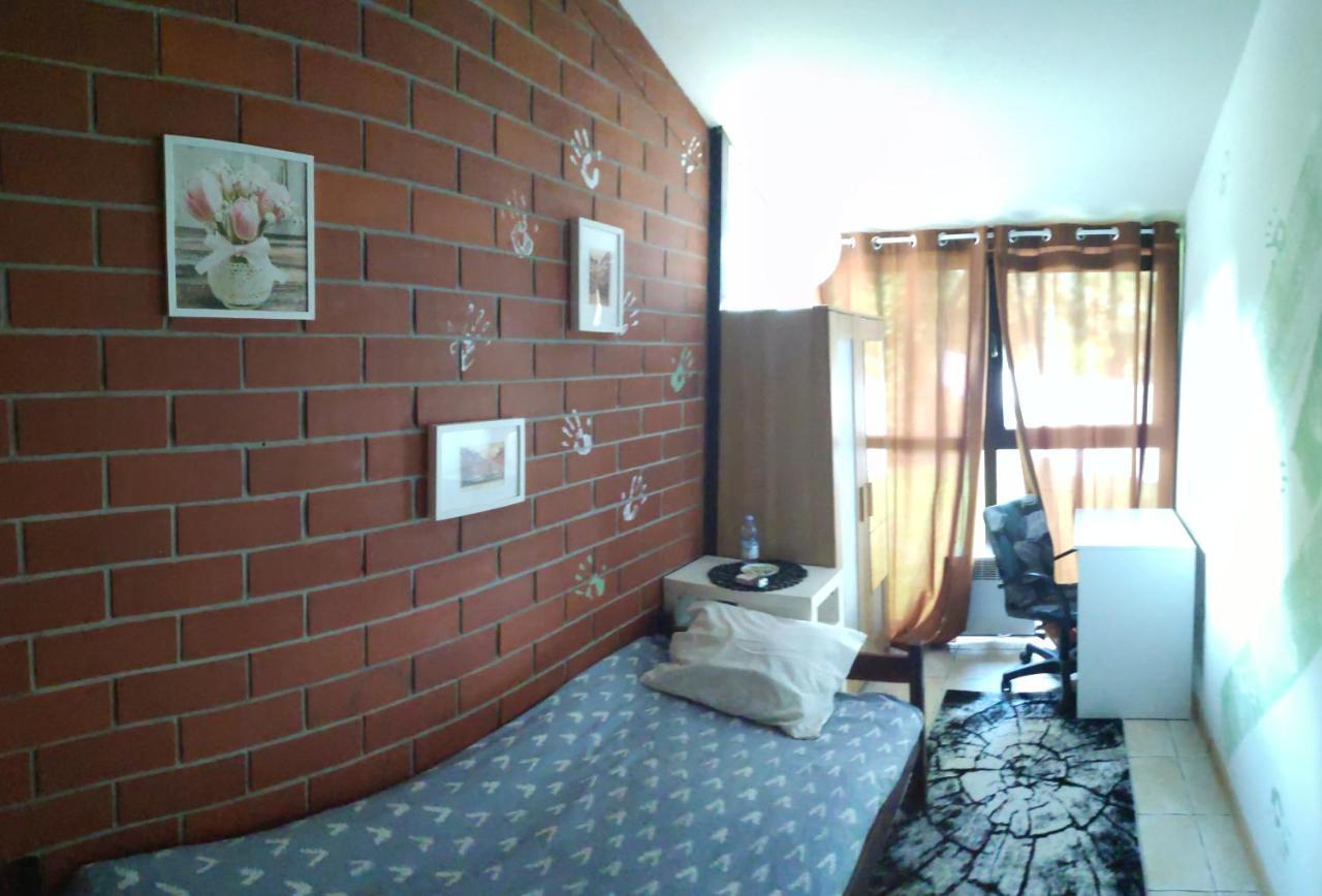 Ochota Forest Guest House ワルシャワ エクステリア 写真