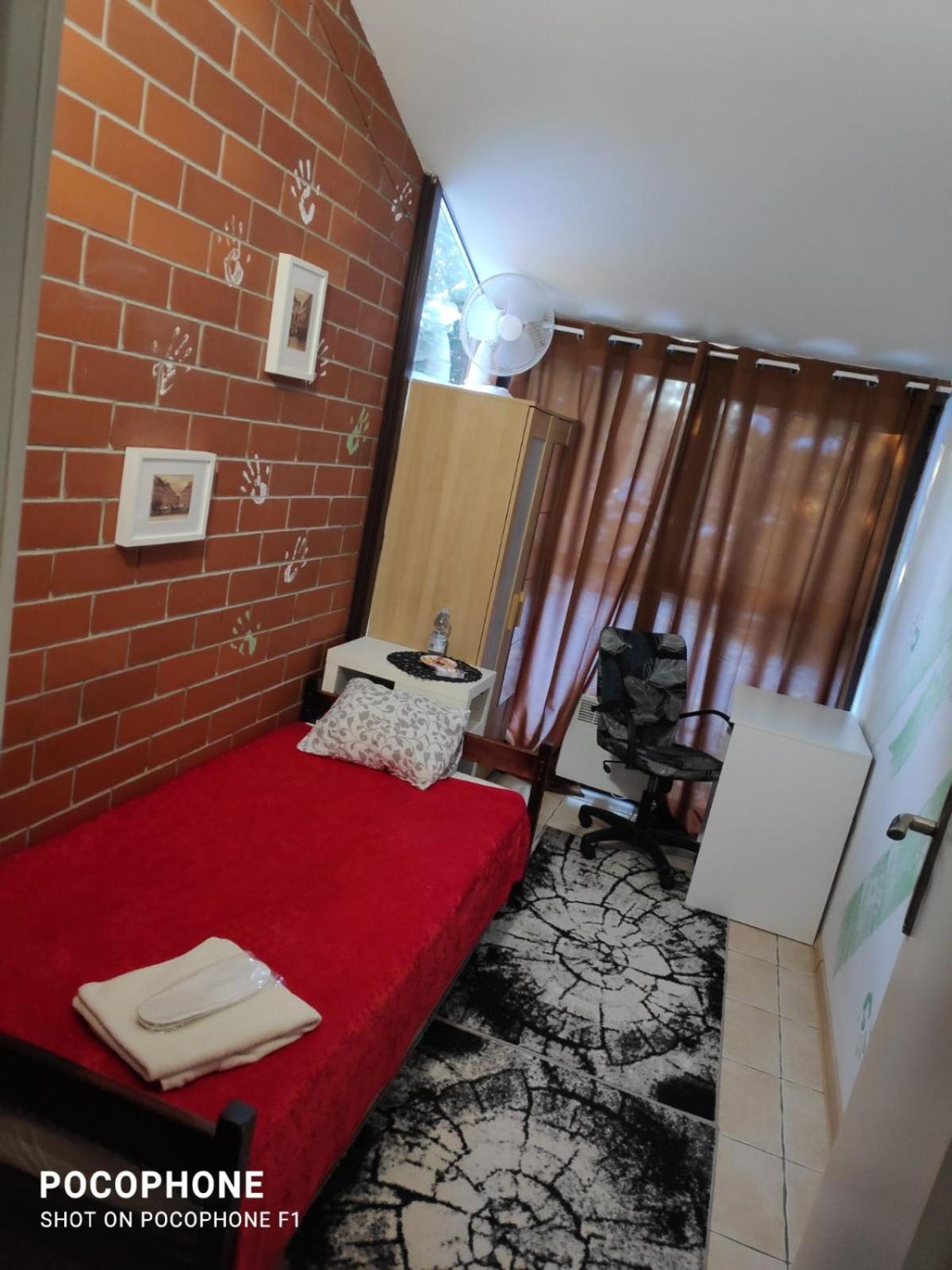 Ochota Forest Guest House ワルシャワ エクステリア 写真